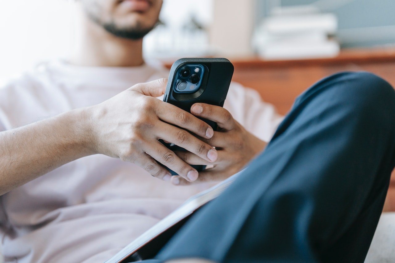 Online-Arbeitslosmeldung mit Smartphone und Ausweis-App